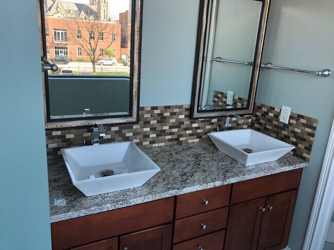 Master bath - 225 N New Jersey St