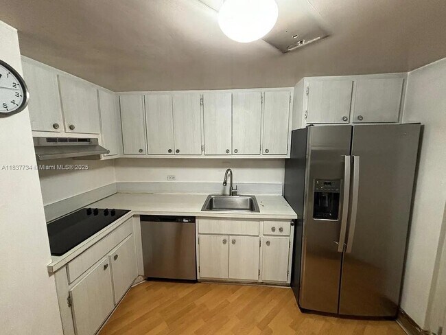 Building Photo - 825 Brickell Bay Dr
