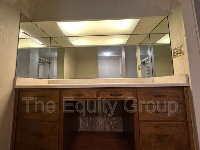 Building Photo - 1413 W Cambridge Ave