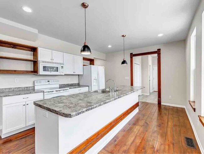Building Photo - 625 N Maple Ave