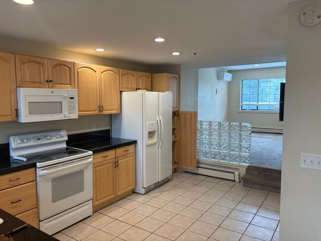 Building Photo - Top Floor 2 Bed 1.5 Bath Two Story Condo I...