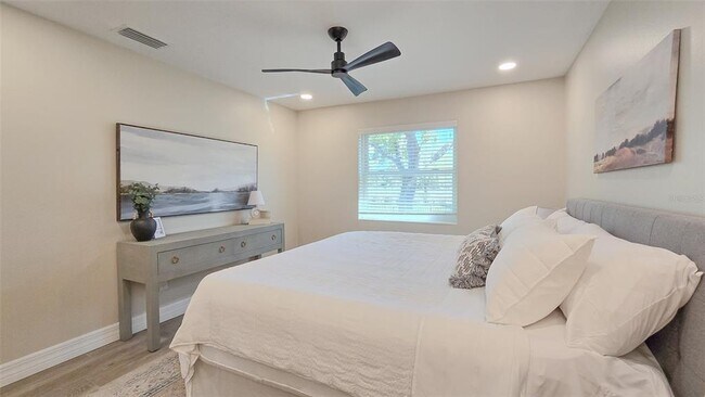 Building Photo - 515 34th Ave NE