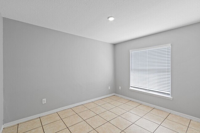 Building Photo - 3/2 Duplex near Sleepy Hollow Sports Complex in Leesburg