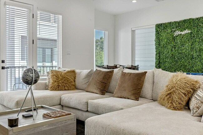 Building Photo - 3020 Live Oak St