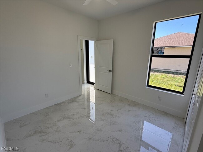 Building Photo - 1409 NW 21st Ct