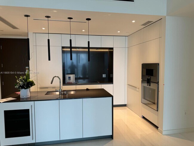 Building Photo - 300 Biscayne Blvd Way