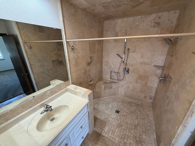 Building Photo - 818 Harrison Dr