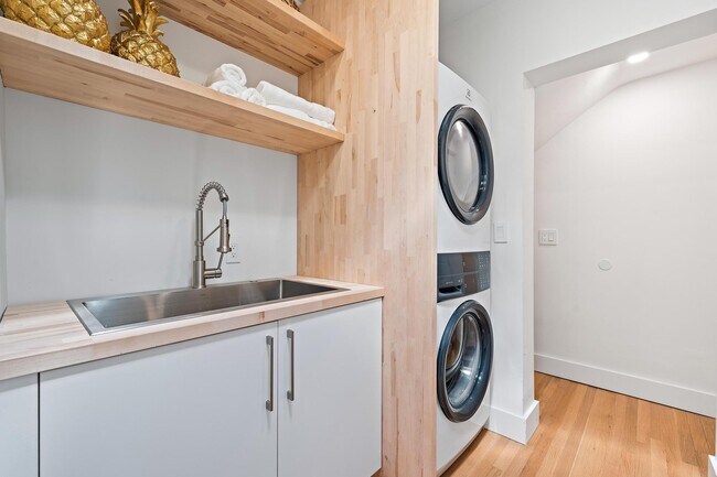 Building Photo - 306 Cordova Rd