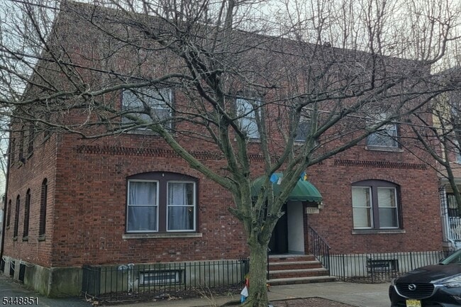 Building Photo - 117 Forest St