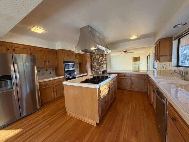 Building Photo - Beautiful home in Southwest Reno's Lake Ridge Shores East!