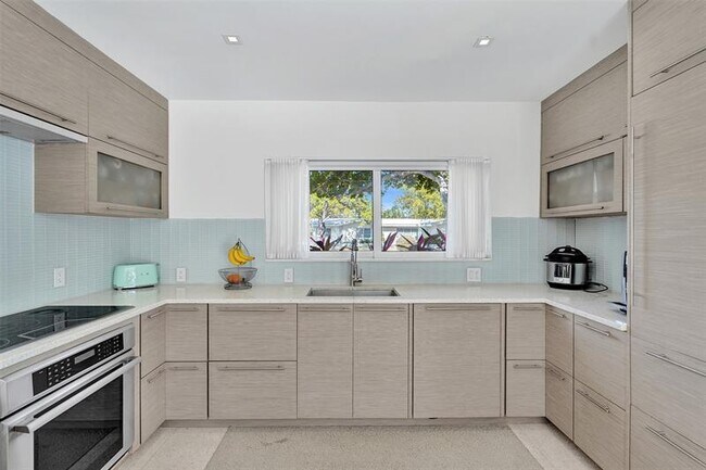 Building Photo - 2514 Yacht Club Blvd