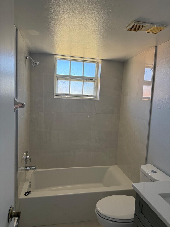 Building Photo - 1560 SE Royal Green Cir