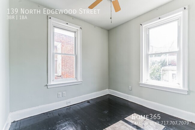 Building Photo - 3 Bedroom, 1.5 Bathroom Home Available Now!