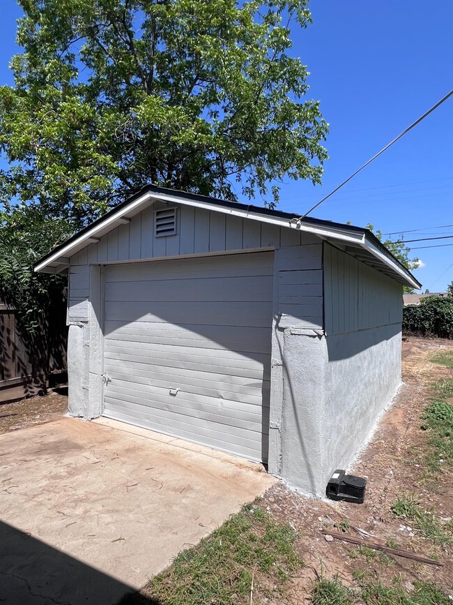 Building Photo - 230 W Pinedale Ave