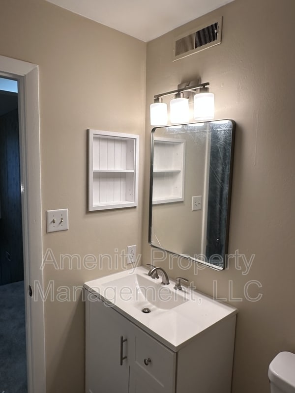 Building Photo - 704 Ninebark Ct