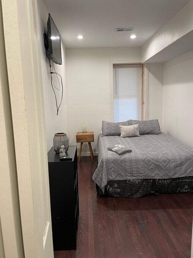 Building Photo - 2336 W 22nd Pl