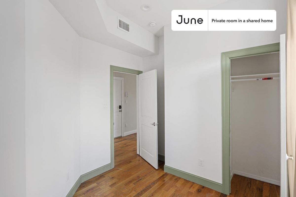 Building Photo - Private bedroom in 4 bed/2 bath Home