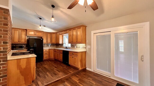 Building Photo - 490 Scott Ln