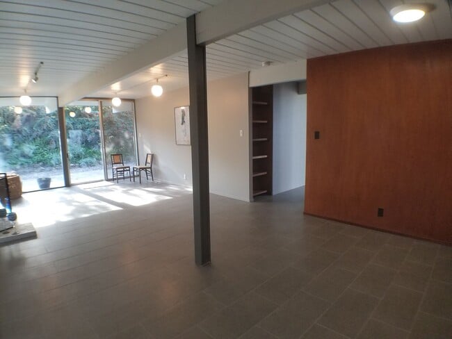 Building Photo - Eichler home near downtown Walnut Creek