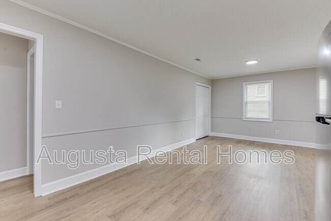 Building Photo - 3416 Kensington Dr N