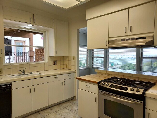 Building Photo - South Mission Hills/Midtown 2 Bed/2 with Views!