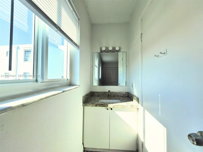 Building Photo - 2011 Bay Dr