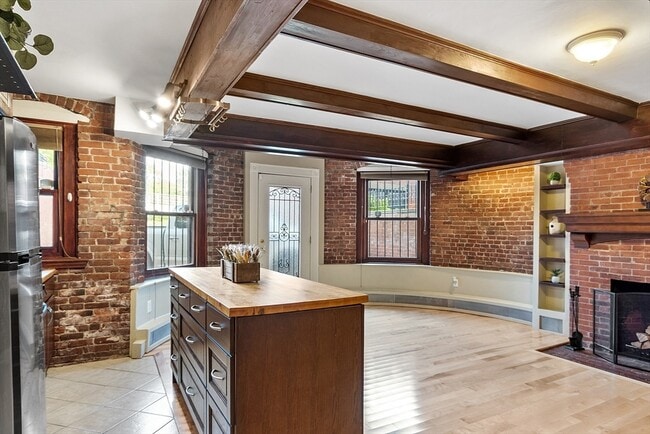 Building Photo - 346 Beacon St