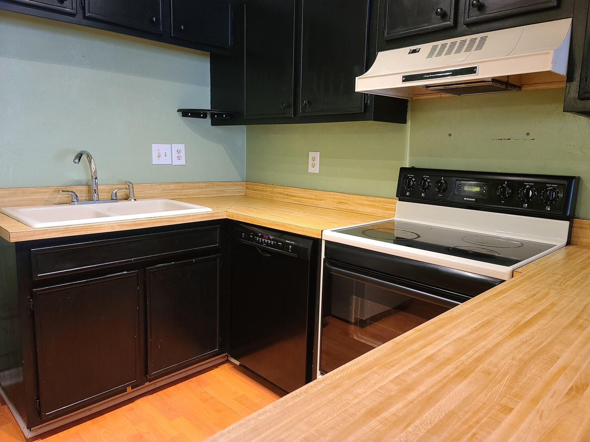 Kitchen - 1075 Ocala Rd