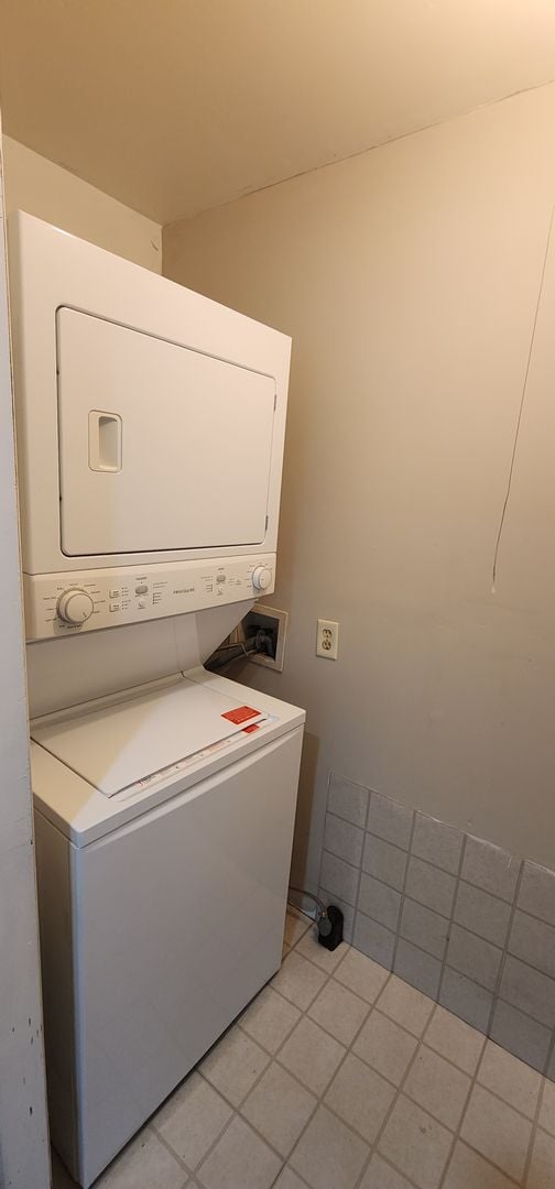 Building Photo - Check This One OUT!! To View is to Rent! 3 Bedroom, 1 Bath. Hardwood Floors, Tile and Newer Carpe...