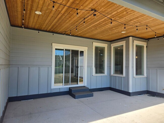 Building Photo - 1702 Aaron Dr