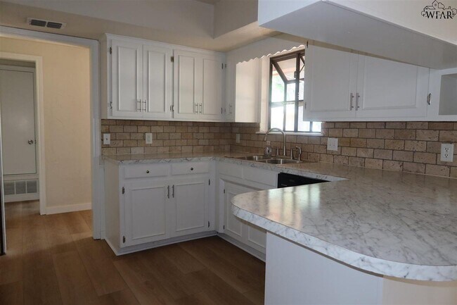 Building Photo - 5030 Edgecliff Dr
