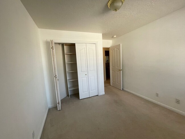 Building Photo - Great 2 bed 1 bath condo located in Countr...