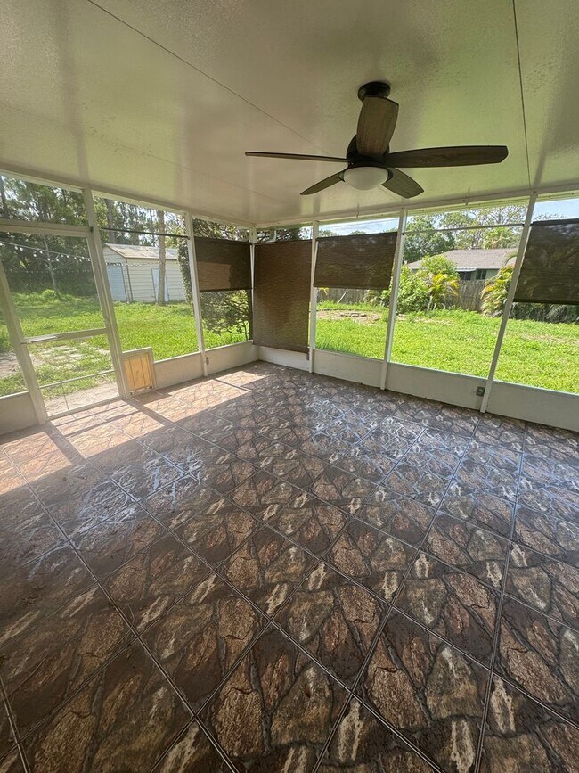 Building Photo - 3 Bedroom 1 Bath Home with Fully Fenced Backyard for Rent in SE Palm Bay