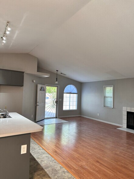 Primary Photo - 2218 Clipper Ln