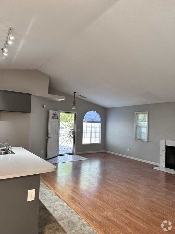 Building Photo - 2218 Clipper Ln