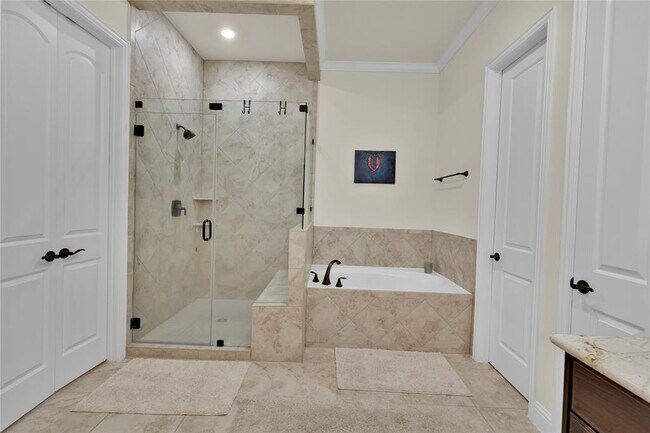 Building Photo - 15 Forest Ravine Dr