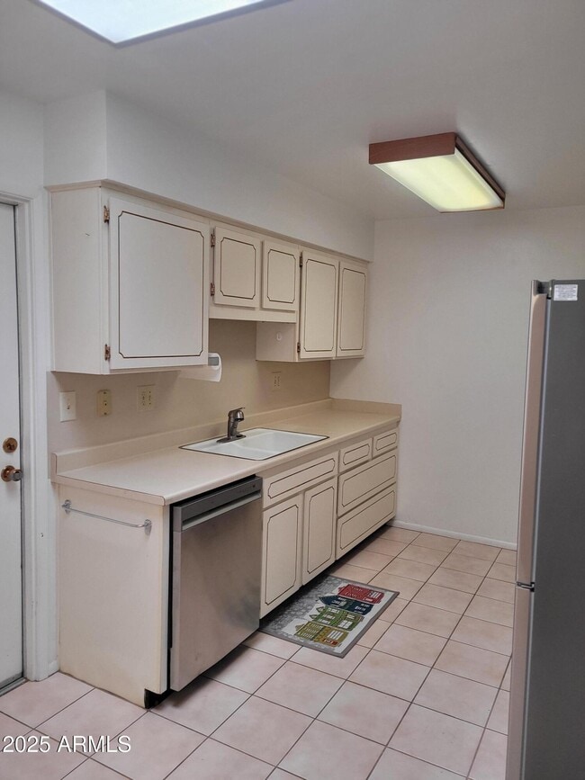 Building Photo - 10060 W Royal Oak Rd