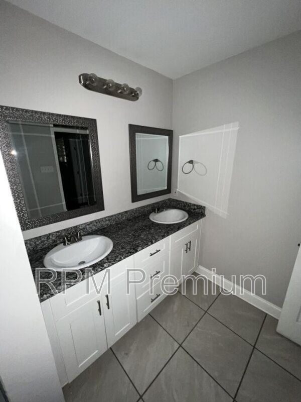 Building Photo - 4922 Sunnybrook Dr