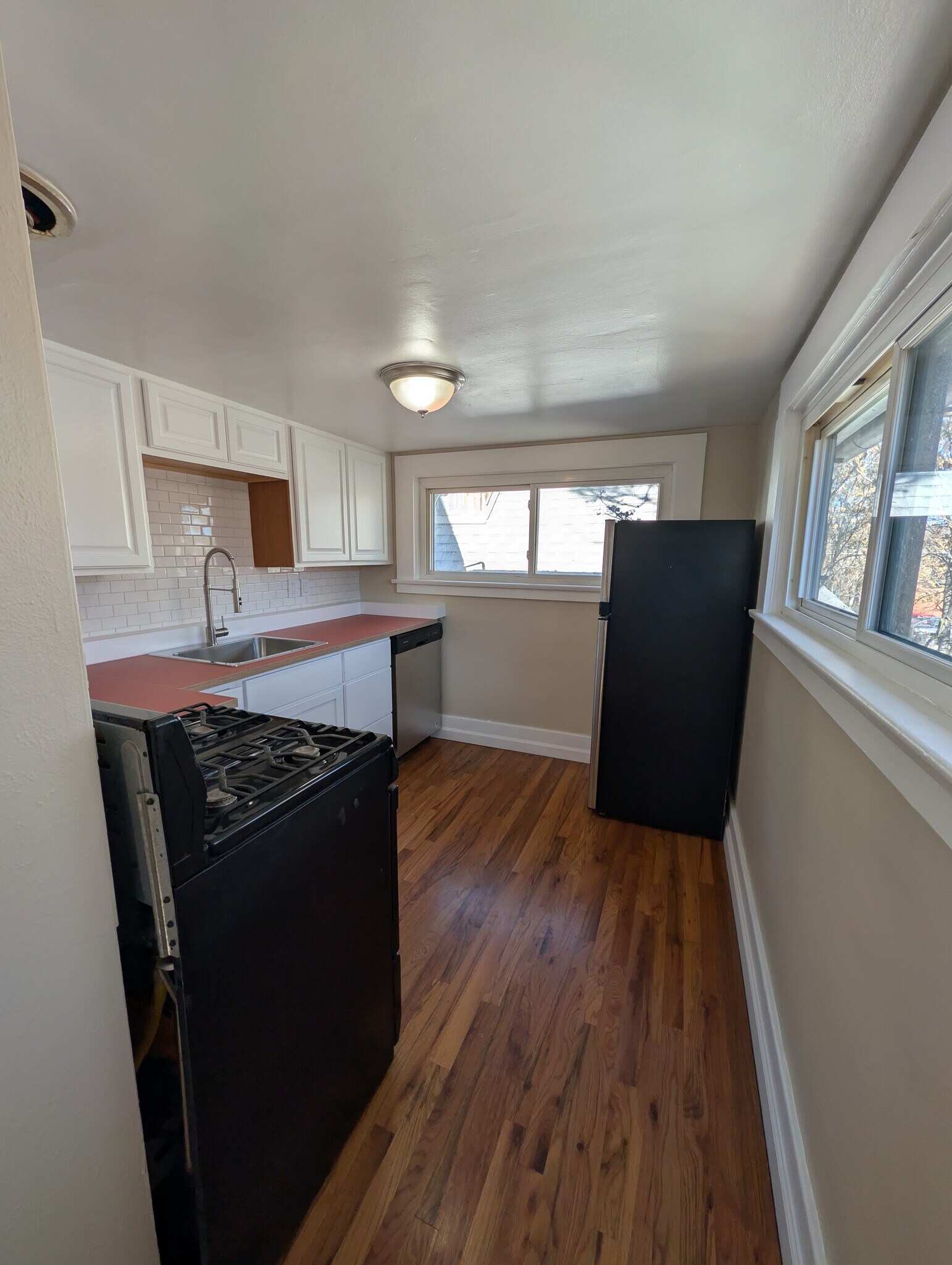 Plenty of natural light - 1280 Race St