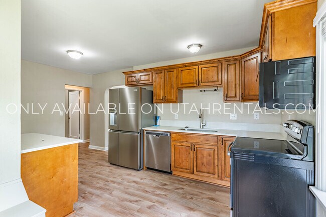 Building Photo - 611 E 350 N