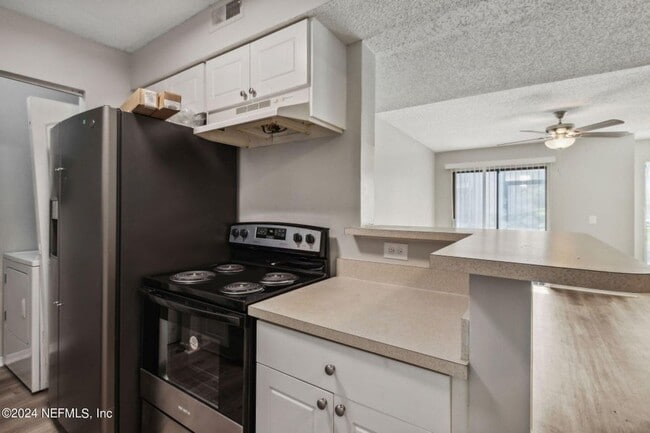 Building Photo - Renovated Condo in a Convenient Location!