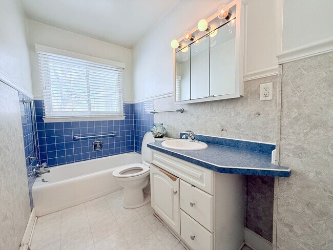 Building Photo - 3-Bed House in Waterloo