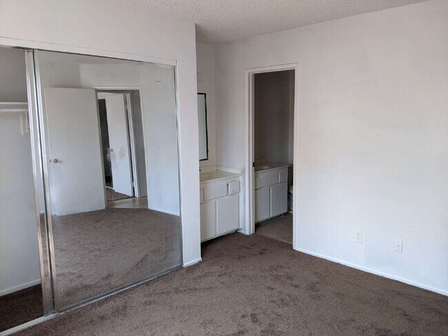 Building Photo - 2br condo in gated pool community