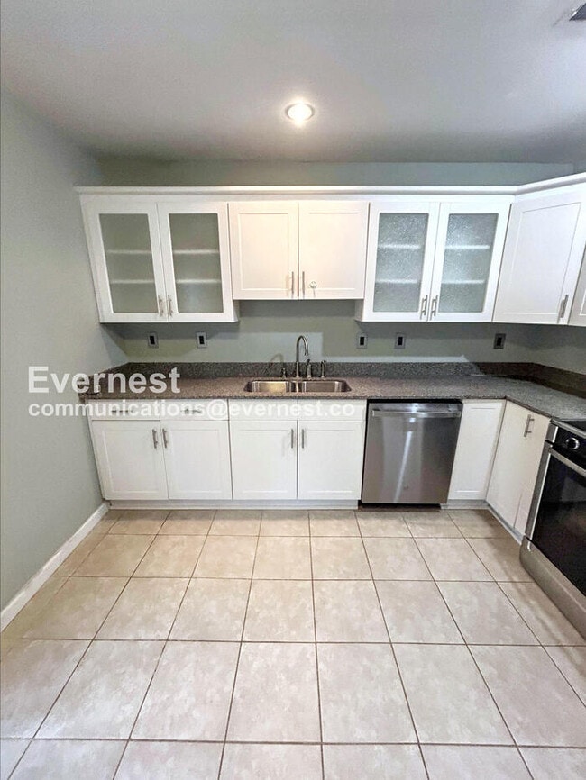 Building Photo - Cozy Home with Driveway Parking and Laundry Hookups