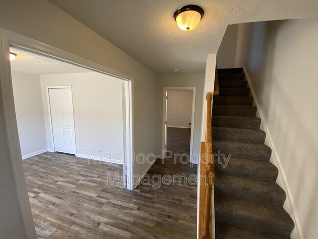 Building Photo - 105 Raquel Ct