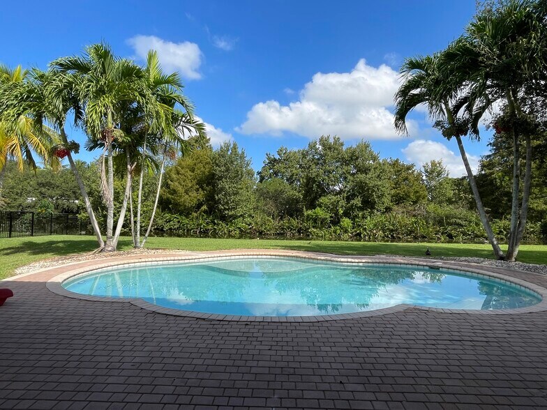 Pool - 15001 SW 33rd St