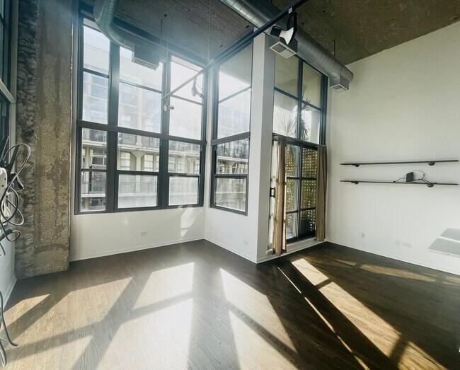 Building Photo - 900 N Kingsbury St