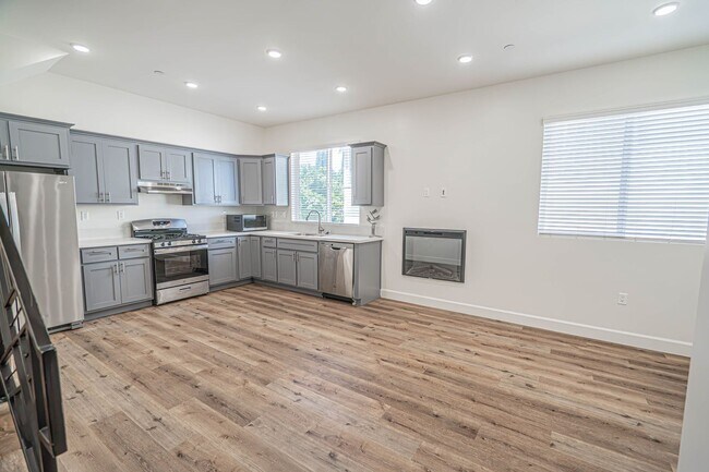 Building Photo - Beautiful 1-Bedroom Condo with an Office Space in Sherman Oaks!