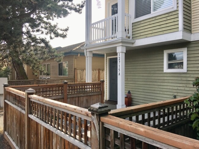 Building Photo - Stylish Townhome in Broadview