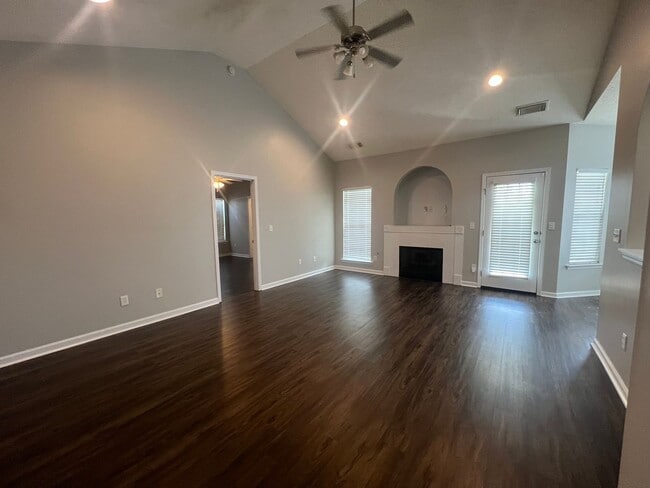 Building Photo - 3 bedroom 2 bathroom in Clear Creek Colony